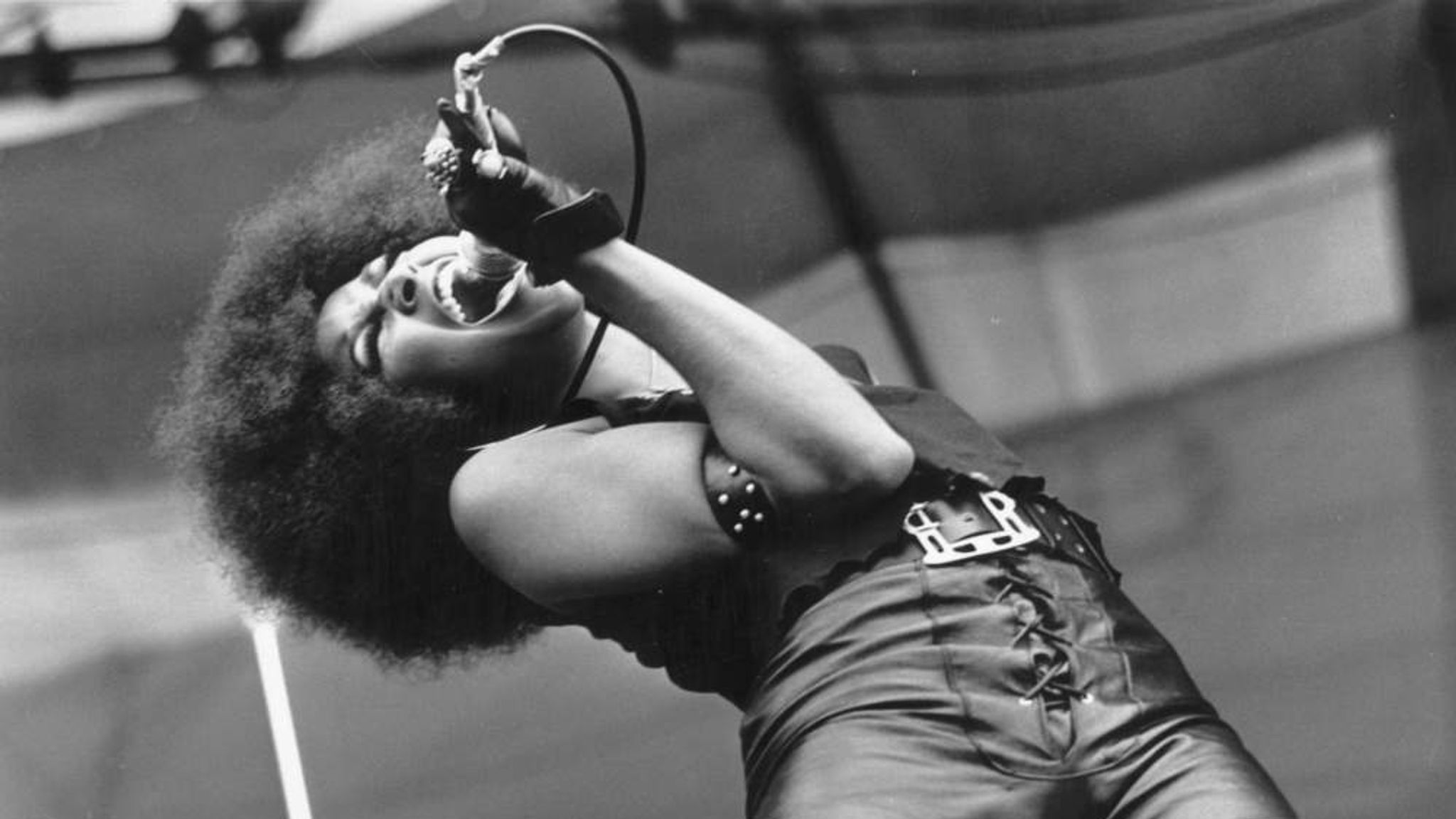 Gri süet ayakkabılar, Miles Davis ve Betty Mabry