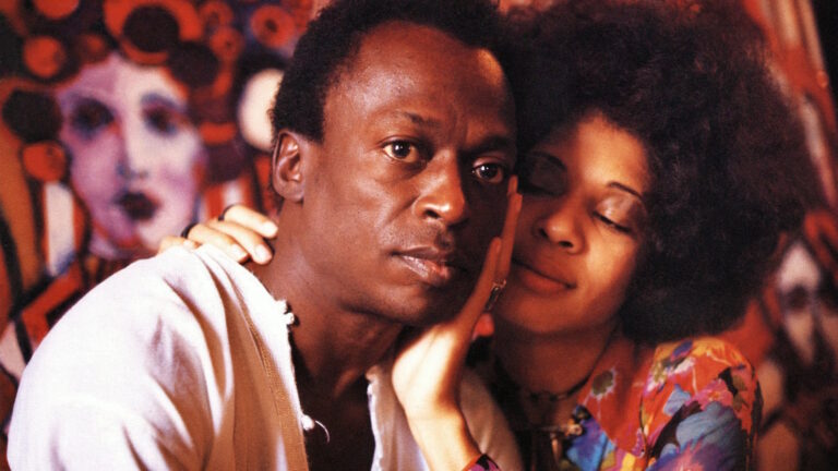 Gri süet ayakkabılar, Miles Davis ve Betty Mabry