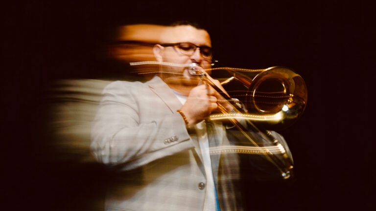 Kendi ritmini arayan bir trombon: Altin Sencalar ve Natural Rhythm Altin Sencalar ve Natural Rhythm