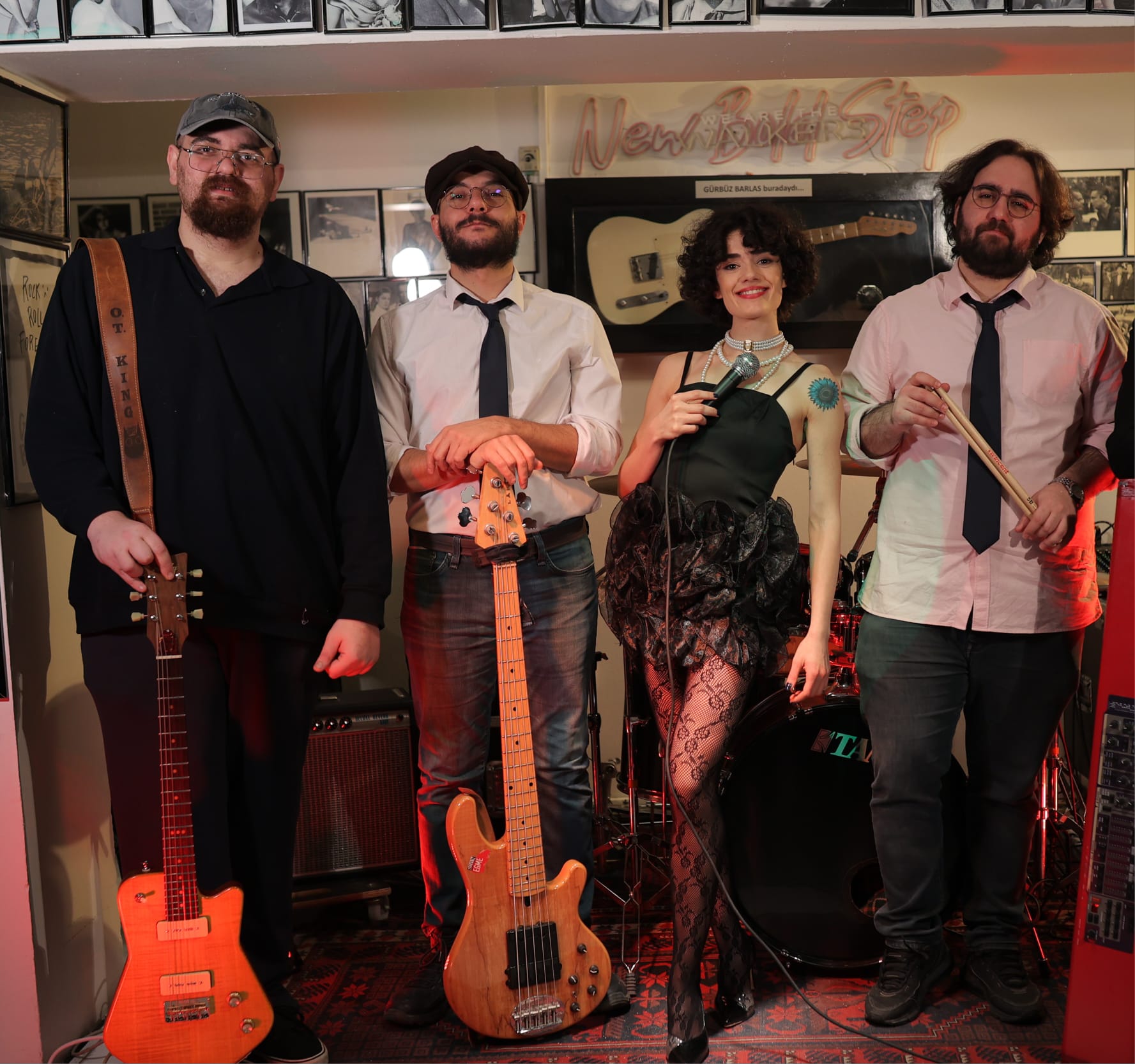 Jumpin' Cats: Oğuzhan Toker (gitar), Ahmet Kaya (bas), Kardelen Köksalan (vokal) ve Anıl Atak (davul)