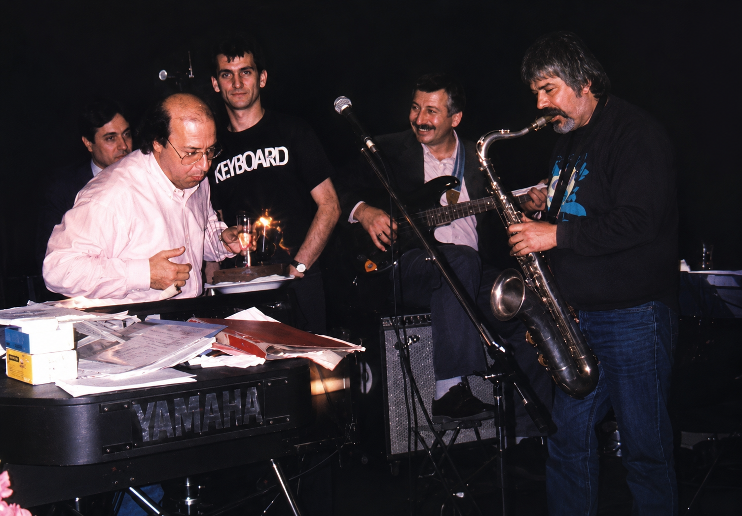 Onno Tunç, Kerem Görsev, Neşet Ruacan; Ece Bar, Levent, İstanbul, 1991 (Fotoğraf: Kerem Görsev arşivi)