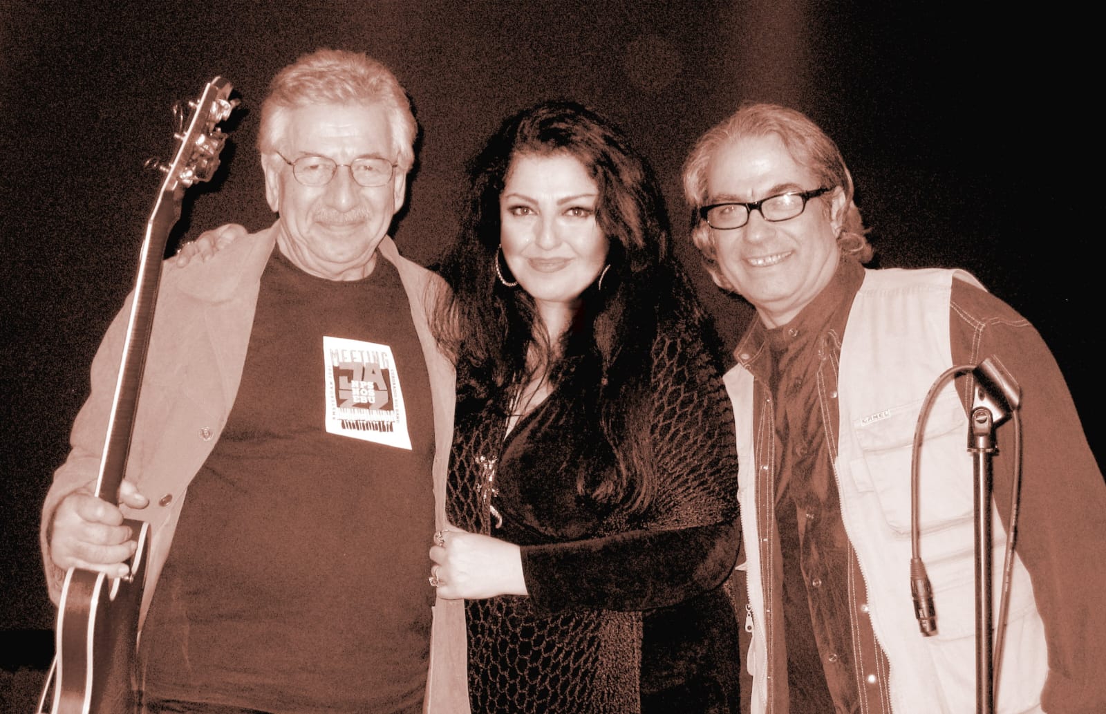 Neşet Ruacan, Ayşegül Yeşilnil ve Nezih Yeşilnil, 2013, Uluslararası Caz Günü konseri sonrası (Fotoğraf: Ayşegül Yeşilnil)