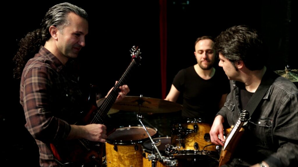 A.Ş.K. Trio: Şinasi Celayiroğlu (gitar), Arda Varol (davul), Koray Ergünay (bas gitar)