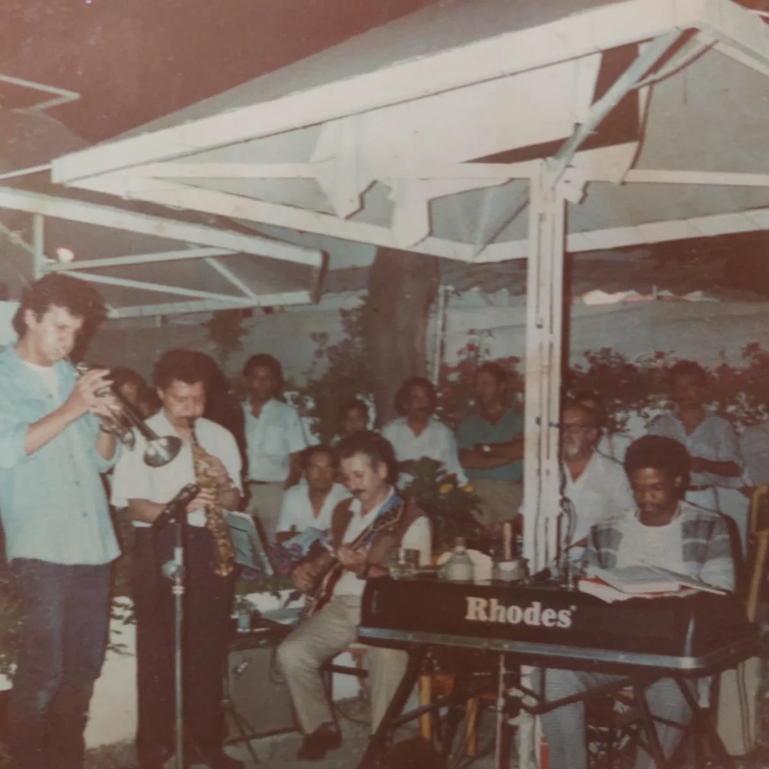 İmer Demirer (trompet), Tuna Ötenel (soprano saksofon), Neşet Ruacan (gitar), Herbie Hancock (elektrik piyano), Buster Williams (bas). Yeniköy Bilsak Açık Hava Tiyatrosu, 1984, Jam Session.