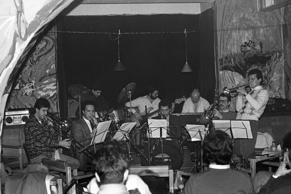 Şenova Ülker (Sağdan ikinci) Emin Fındıkoğlu’nun Euphony grubu ile (1986 Bilsak Pazar sabahı konseri) (Fotoğraf: Merih Akoğul)