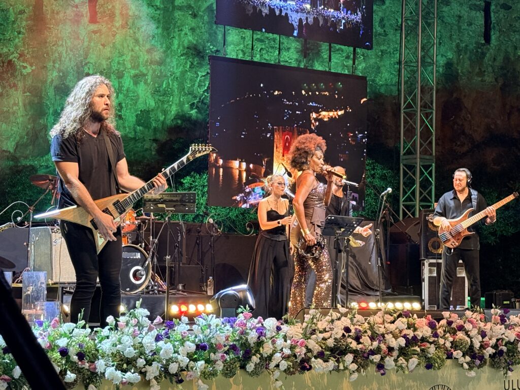 Della Miles, Alanya